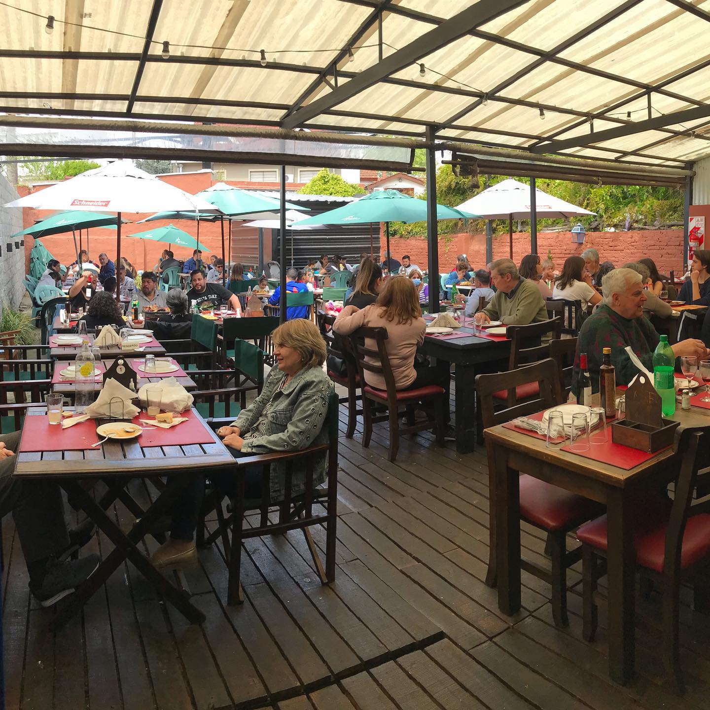 Clientes disfrutando asado en parrilla La Nueva Adelina Villa Adelina