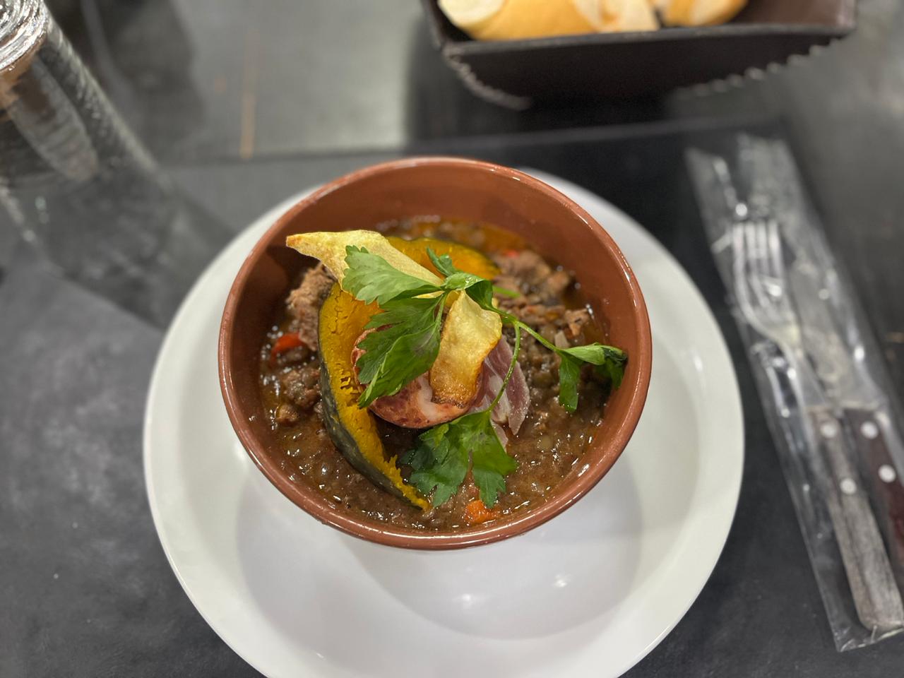 Platos criollos y tradicionales en parrilla Villa Adelina